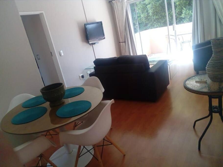 Daisy St -One Bedroom Apartment ヨハネスブルグ エクステリア 写真