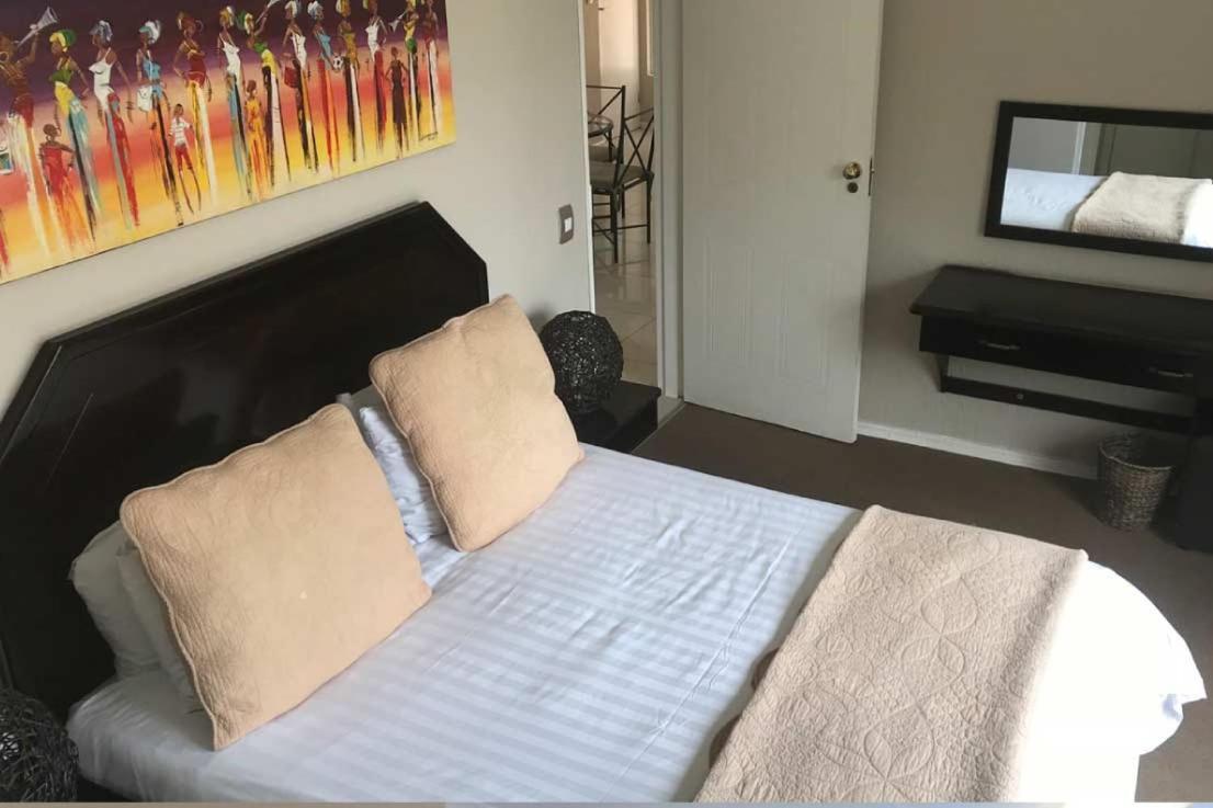 Daisy St -One Bedroom Apartment ヨハネスブルグ エクステリア 写真